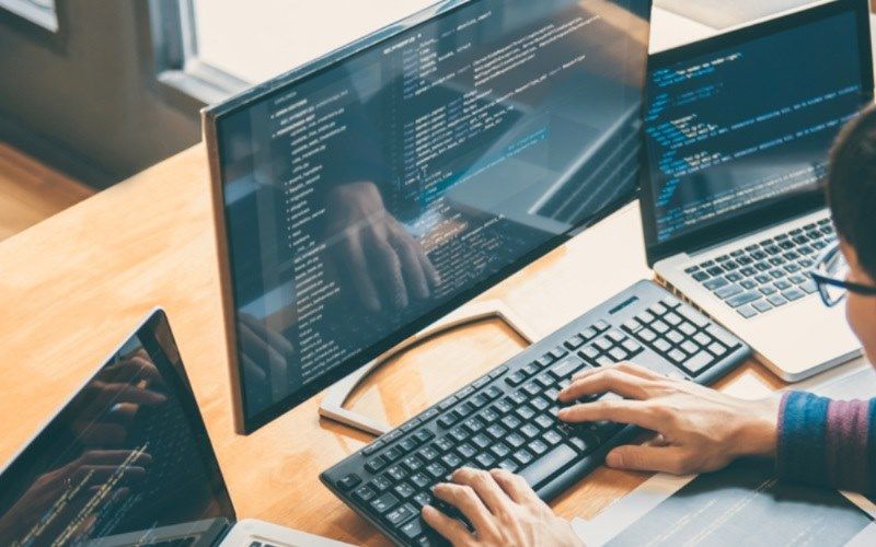 Kỹ thuật viên điện tử lập trình nhúng làm gì?